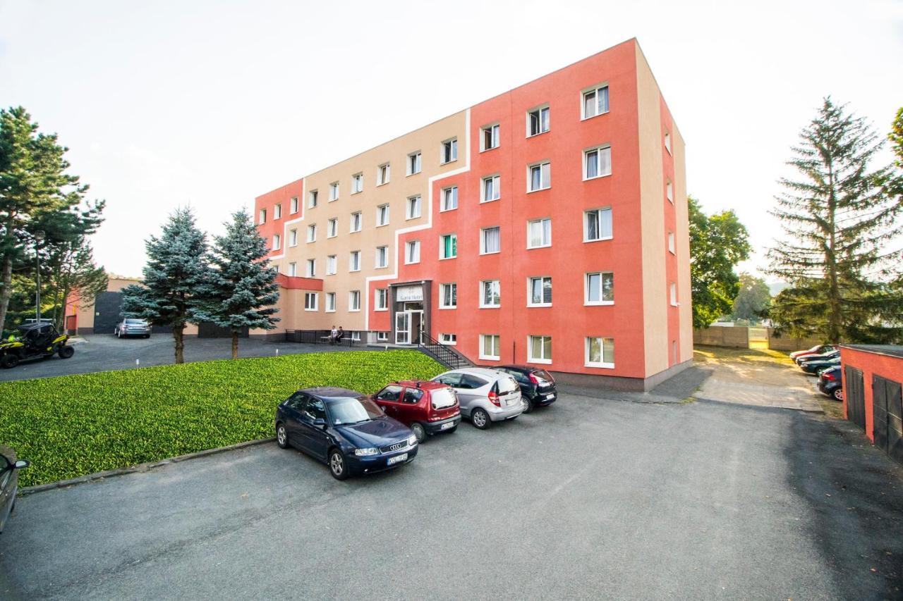 Garni Hotel Tachov タホフ エクステリア 写真